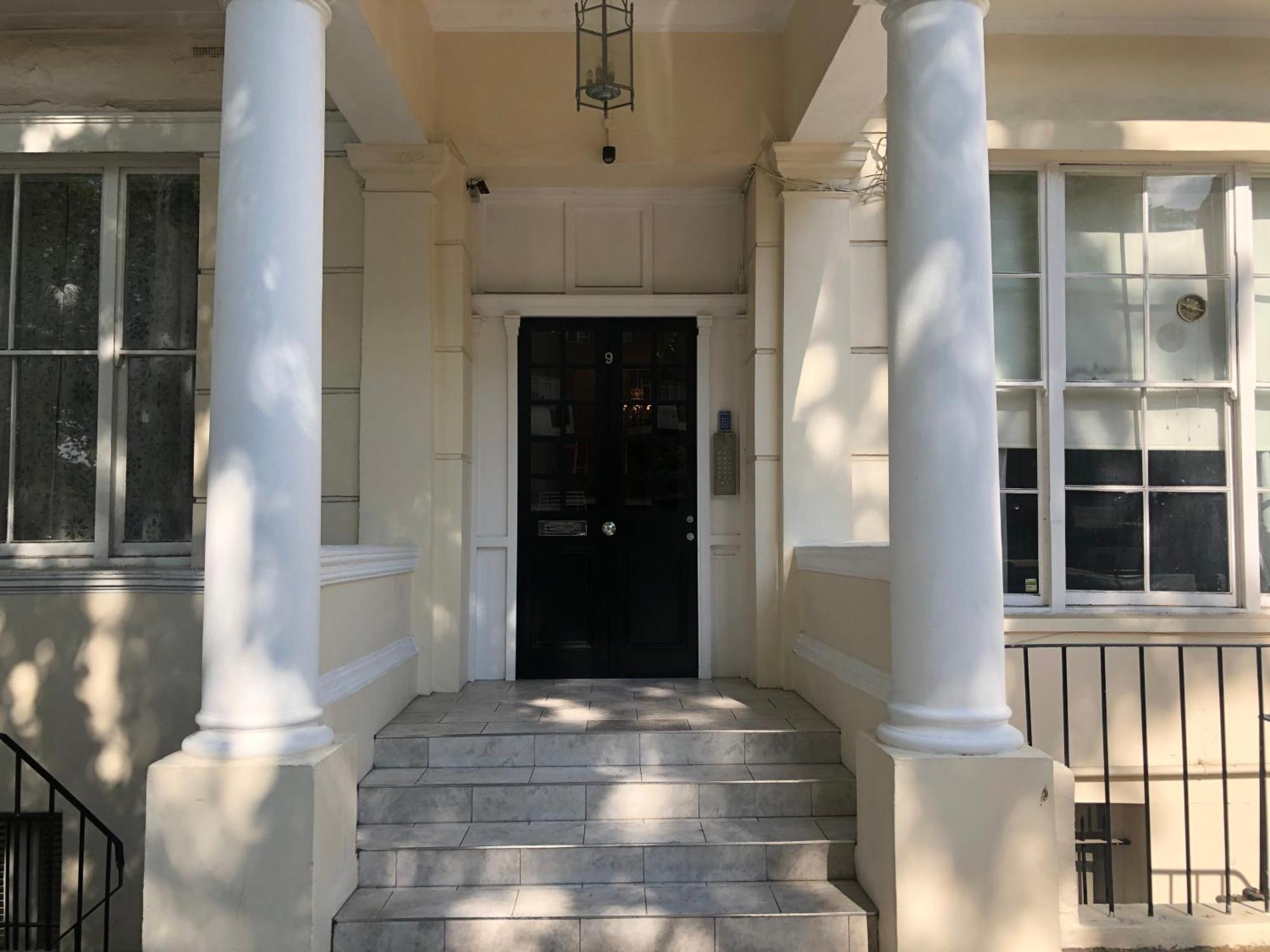 Apartment Stunning Refurbished With A Private Courtyard To Enjoy! *
